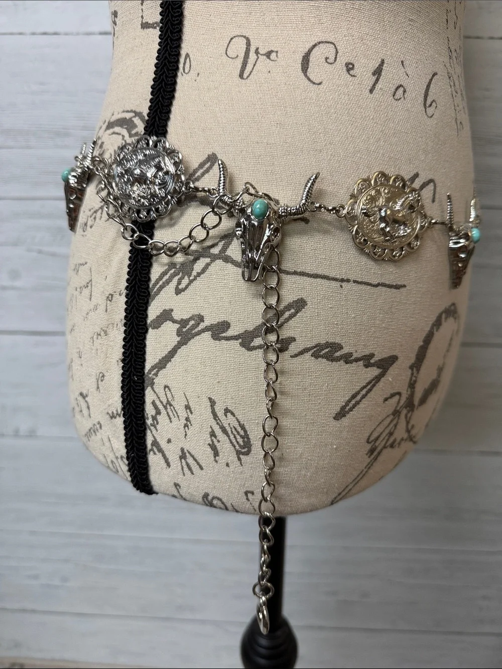 NWT Western Silver-Tone Concho Cow Skull Chain Belt with Turquoise Accents